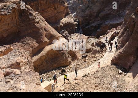 La gente en el Monasterio Ad Deir camina hasta la ciudad de Petra, Patrimonio de la Humanidad de la UNESCO, Wadi Musa, Jordania, Oriente Medio Foto de stock