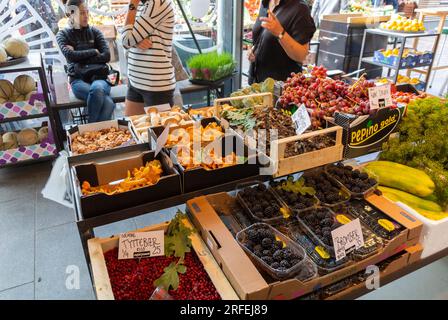 Copenhague, Dinamarca, gente de compras dentro de la tienda de comida danesa en Hall Marketplace, 'Torufhallerne', centro de la ciudad Foto de stock