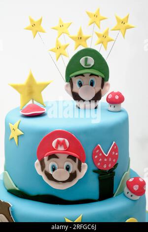 Pastel de fiesta de cumpleaños Super Mario Bros - pastel de cumpleaños azul  pastel. Tarta festiva con un mazapán azul Fotografía de stock - Alamy