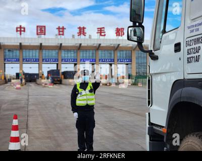 Hohhot. 31º de julio de 2023. Esta foto tomada el 31 de julio de 2023 muestra a una policía fronteriza inspeccionando un camión de carga en el puerto de Ganqmod en la ciudad de Bayannur, región autónoma de Mongolia Interior al norte de China. PARA IR CON 'el puerto fronterizo entre China y Mongolia ve un aumento del volumen de mercancías' crédito: Li Yunping / Xinhua / Alamy Live News Foto de stock