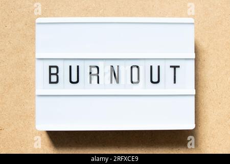 Lightbox con la palabra burnout sobre fondo de madera Foto de stock