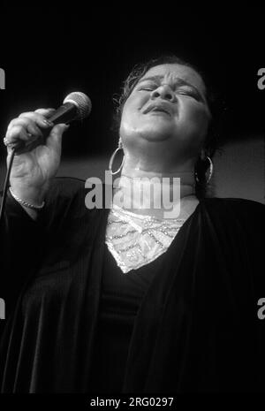 La cantante Etta James actúa en el Festival de Jazz de Monterey. Monterey, California, EE.UU Foto de stock