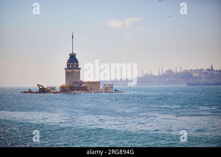Vista panorámica de la torre de la Doncella en el distrito de Uskudar en el lado asiático de la ciudad a través del estrecho del Bósforo en Estambul, Turquía Foto de stock