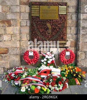 El monumento, que se encuentra en una pared exterior, conmemora a las Fuerzas Polacas que liberaron a Ypres en septiembre de 1944. En septiembre de 2016, el investigador Chris Lock descubrió que tres soldados polacos no eran nombrados y que ahora se han añadido: El teniente S. Strachowski, el sargento S. Struzik y el soldado B. Otreba. Foto de stock