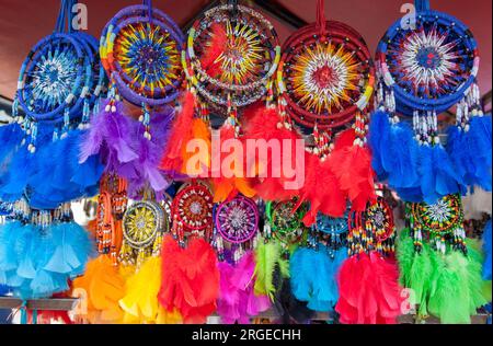 Una colorida exhibición de Dream Catchers en venta dentro del Mercado Indio en Otavalo en Ecuador. Foto de stock