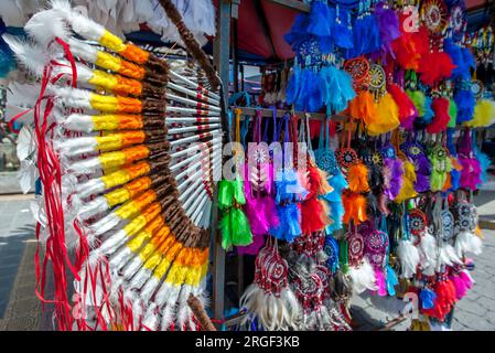 Una colorida exhibición de atrapadores de sueños para la venta en el mercado indio de Otavalo en Ecuador. Foto de stock