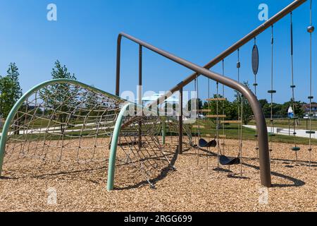 Exterior para niños Parque infantil de madera en día soleado Fotografía de  stock - Alamy