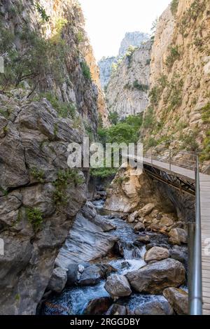 Un hermoso desfiladero de montaña con un río y una cascada Foto de stock