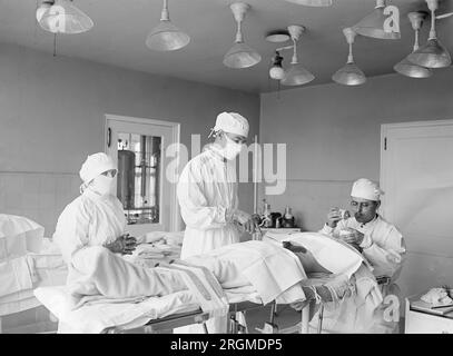 Un paciente en un quirófano durante la cirugía ca. 1922 Foto de stock