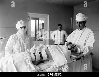 Un paciente en un quirófano durante la cirugía ca. 1922 Foto de stock