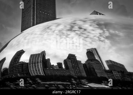 Oficialmente llamado Cloud Gate pero conocido como 'The Bean' por el artista Anish Kapoor en Millennium Park en Chicago, Illinois. Foto de stock