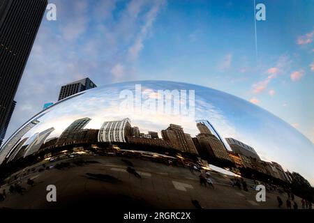 Oficialmente llamado Cloud Gate pero conocido como 'The Bean' por el artista Anish Kapoor en Millennium Park en Chicago, Illinois. Foto de stock