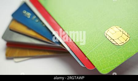 Dinero plástico. Una pila de tarjetas de crédito y débito Foto de stock