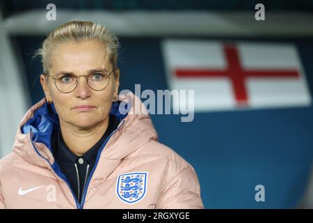 Sídney, Australia. 12 de agosto de 2023. La entrenadora de Inglaterra Sarina Wiegman es vista antes del partido de cuartos de final entre Inglaterra y Colombia en la Copa Mundial Femenina de la FIFA 2023 en Sídney, Australia, el 12 de agosto de 2023. Crédito: Bai Xuefei/Xinhua/Alamy Live News Foto de stock