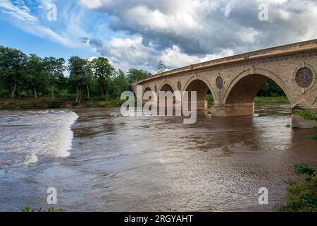 Puente Coldstream sobre el río Tweed desde el lado escocés mirando hacia Inglaterra Foto de stock