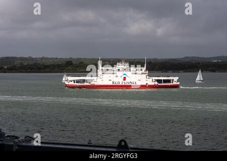 Coche Red Funnel y ferry de pasajeros, Red Falcon, saliendo de Southampton a Ryde. Foto de stock