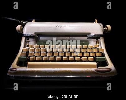 Una máquina de escribir Olympia vintage Foto de stock