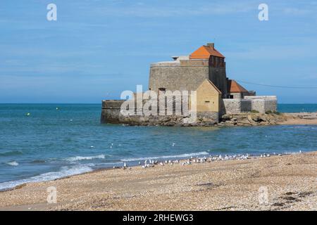 Fort Mahon es un fuerte marítimo por la comuna de Ambleteuse en Francia Foto de stock
