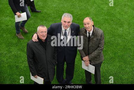 Wolverhampton Wanderers Los ex futbolistas Derek Parkin, Phil Parkes y John McAlle Foto de stock
