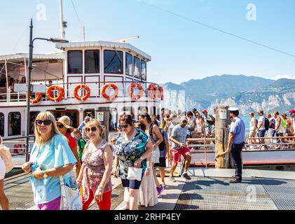 Turistas bajando del ferry desde el puerto de Malcesine. 13 de agosto de 2023 Malcesine, Lago de Garda, Italia Foto de stock