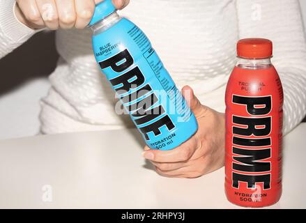Dos botellas de la popular bebida prime Fotografía de stock - Alamy