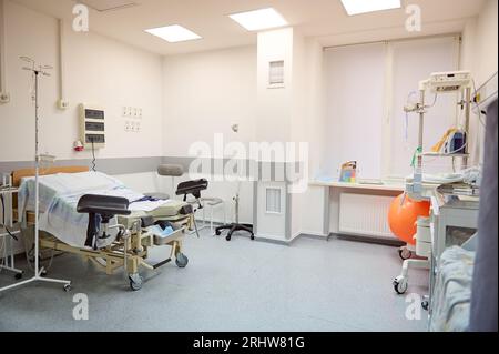 Interior de una sala de hospital vacía en una clínica de maternidad moderna. Parto. Entrega. Concepto de trabajo. Concepto de embarazo y maternidad. Obstetricia y. Foto de stock