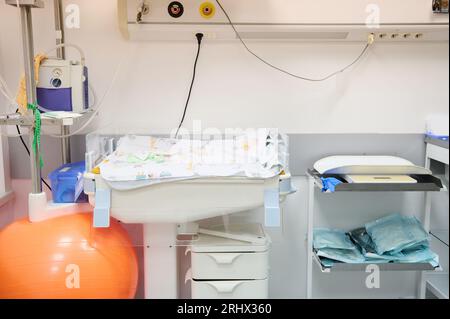 Incubadora neonatal y pesas para recién nacido, parte del equipo médico de sala de partos en moderno hospital de maternidad. El concepto de la maternidad y c Foto de stock