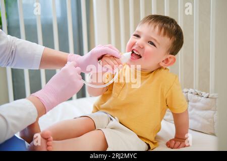 https://l450v.alamy.com/450ves/2rj2myc/el-otorrinolaringologo-utiliza-un-aspirador-pediatrico-con-una-bomba-de-vacio-para-limpiar-los-conductos-nasales-del-bebe-nino-de-aproximadamente-dos-anos-un-yea-2rj2myc.jpg