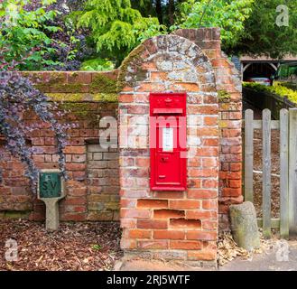 Victoriano Red Post Box en el Castillo de Hedingham, Essex Inglaterra Reino Unido Foto de stock