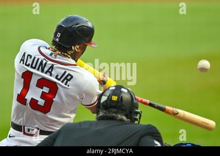 Photo: Atlanta Braves catcher Brian McCann and pitcher Luke Jackson embrace  - SLP2019052613 