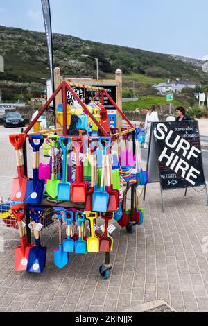 Novedades de juguetes de plástico de playa en una venta en un estante de exhibición en el borde de la carretera en Mawgan Porth en Cornwall en el Reino Unido. Foto de stock