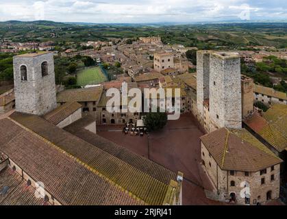 Panorama con paisaje de San Gimignano, iglesia de Sant'Agostino, visto desde la torre más alta Torre Grosso Tuscany, Italia, Europa Foto de stock