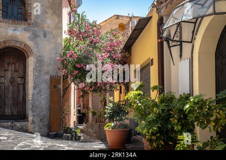 Vista de una hermosa ciudad de Castelmola en Sicilia. Arquitectura de edificios con plantas plantadas en el exterior Foto de stock