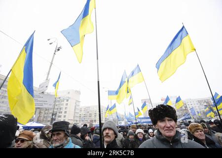 Número de archivo: 53736199 Fecha: 18.01.2010 Copyright: Imago/Xinhua (100118) -- KIEV, 18 de enero de 2010 (Xinhua) -- los partidarios del líder de la oposición Viktor Yanukovich celebran el liderazgo de Yanukovich en las elecciones presidenciales ucranianas con el 80,27 por ciento de todas las papeletas contadas, frente al edificio de la Comisión Electoral Central en Kiev, capital de Ucrania, el 18 de enero de 2010. Yanukovich ganó el 35,76 por ciento de las papeletas contadas, mientras que su principal rival, la primera ministra en funciones, Yulia Tymoshenko, obtuvo el 24,72 por ciento, según la Comisión Electoral Central. Están programados para co Foto de stock