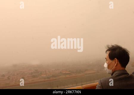 Bildnummer: 53875204 Datum: 22.03.2010 Copyright: Imago/Xinhua (100322) -- BEIJING, 22 de marzo de 2010 (Xinhua) -- Un hombre mira la Ciudad Prohibida en Beijing, capital de China, 22 de marzo de 2010. La Estación Meteorológica Central emitió una alerta azul para tormentas de arena a las 6 AM del lunes. (Xinhua/Gong Lei) (axy) (14)CHINA-BEIJING-ARENA-POLVO PUBLICATIONxNOTxINxCHN Wetter Sandsturm Sand kbdig xdp 2010 quer premiumd xint O0 Sturm, Verbotene Stadt, Mundschutz Bildnummer 53875204 Fecha 22 03 2010 Copyright Imago XINHUA Beijing Marzo 22 2010 XINHUA Un hombre prohibido mira la ciudad de Beijin Foto de stock