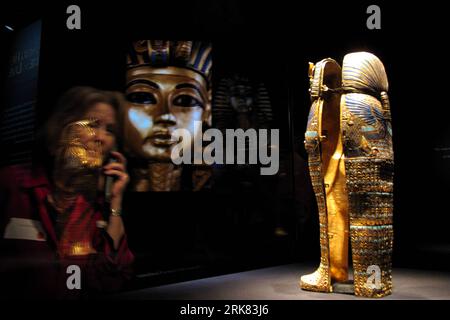 Bildnummer: 53962598 Datum: 21.04.2010 Copyright: Imago/Xinhua Un visitante visita una exposición durante el avance de los medios de comunicación de la famosa exposición Tutankamón y la Edad de Oro de los Faraones celebrada en Nueva York, Estados Unidos, el 21 de abril de 2010. Más de 130 artefactos extraordinarios de la tumba de Tutankamón y otros sitios egipcios están en exhibición. La exposición está programada para durar hasta el 2 de enero de 2011. Tutankamón fue un faraón egipcio de la XVIII Dinastía, que gobernó entre 1336 y 1327 a.C. (Xinhua/Liu Xin) (gxr) (1)EE.UU.-NUEVO YOKR-EGIPTO-TUTANKAMÓN FARAONES-EXPOSICIÓN PUBLICATIONxNOTxINxCHN Foto de stock