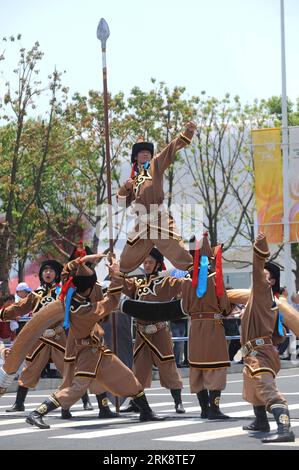 Bildnummer: 54073129 Datum: 24.05.2010 Copyright: Imago/XINHUA (100524) -- SHANGHAI, 24 de mayo de 2010 (Xinhua) -- Un grupo de arqueros actúan durante un desfile en el Parque de la Exposición Mundial en Shanghai, este de China, 24 de mayo de 2010. Un gran desfile llamado Caminando hacia la Felicidad se llevó a cabo aquí el lunes, el día de apertura de la Semana de Mongolia Interior de la Exposición Mundial de Shanghái, demostrando los elementos relacionados con Mongolia Interior como caballos de Mongolia, yurtas de Mongolia para encarnar los logros culturales de la etnia de Mongolia. (Xinhua/Xu Yu) (lyx) (5)WORLD EXPO-INNER MONGOLIA WEEK-PARADE (CN) PUBLICATIONxNOTxINxCHN GE Foto de stock