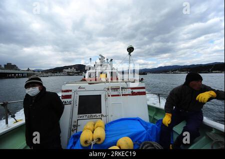 Número de archivo: 55207753 Fecha: 03.04.2011 Copyright: Imago/Xinhua KESENNUMA, 3 de abril de 2011 (Xinhua) -- Tome el ferry Himawari hacia Oshima, una isla costera, en Kesennuma, Prefectura de Miyagi, Japón, 3 de abril de 2011. Susumu Sugawara, de sesenta y nueve años, capitán del ferry Himawari, ha estado transportando artículos heridos y de socorro entre Oshima y el exterior desde el devastado terremoto y tsunami con su ferry, que salvó conduciendo a través de olas de 10 metros de altura durante el tsunami. El ferry se convierte en el único que une el transporte entre Oshima y el exterior después de otros ferriados Foto de stock