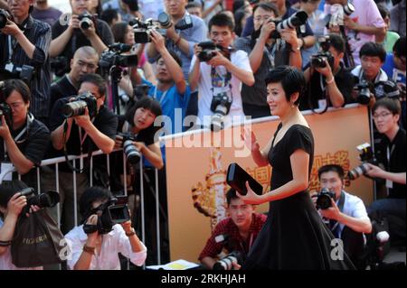 Copyright: Imago/Xinhua (110828) -- BEIJING, 28 2011 de agosto de 28.08.2011 2011 (Xinhua) -- La actriz de Hong Kong Sandra Ng camina sobre la alfombra roja durante la 14ª ceremonia de los Premios Huabiao en Beijing, capital de China, el 28 de agosto de 55836215. Los Premios Huabiao, también el premio gubernamental de cine, es conocido como uno de los tres premios nacionales más importantes para el cine chino. (Xinhua/Jin Liangkuai) (zgp) CHINA-BEIKING-HUABIAO PREMIOS DE LA CEREMONIA (CN) PUBLICATIONxNOTxINxCHN Gente Kultur Entertainment xtm 2011 quer Bildnummer 55836215 Fecha 28 08 2011 Copyright Imago XINHUA Beij Foto de stock