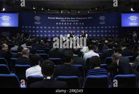 Bildnummer: 55963359 Datum: 14.09.2011 Copyright: Imago/Xinhua (110914) -- DALIAN, 14 de septiembre de 2011 (Xinhua) -- El primer ministro chino Wen Jiabao(L back) se reúne con delegados de la sociedad empresarial mundial durante una sesión interactiva de la Reunión Anual de los Nuevos Campeones del Foro Económico Mundial 2011, en curso. también conocido como el Foro de Verano de Davos, en Dalian, una ciudad costera en la provincia de Liaoning, al noreste de China, el 14 de septiembre de 2011. (Xinhua/Wang Shen) (ljh) CHINA-DALIAN-WEN JIABAO-VERANO DAVOS-DIÁLOGO CON LOS DELEGADOS (CN) PUBLICATIONxNOTxINxCHN POLITIK Wirtschaft Weltwirtschaftsforum Wirtschafts Foto de stock