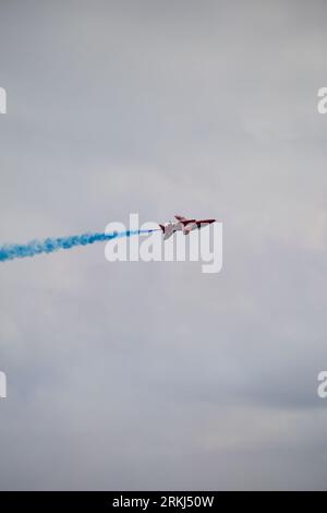 Las flechas rojas muestran al equipo en el Clacton Air Show Foto de stock