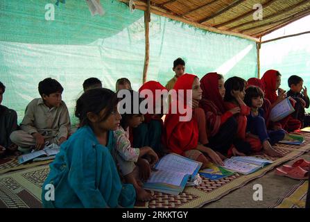 Bildnummer: 56276113 Datum: 13.11.2011 Copyright: Imago/Xinhua (111113) -- NOWSHERA, 13 de noviembre de 2011 (Xinhua) -- Niños desplazados internos cuyas familias huyeron de la región tribal de Khyber debido a una operación militar, asisten a una clase en una escuela temporal en el campamento de Jalozai en las afueras de Nowshera, en el noroeste de Pakistán, el 13 de noviembre de 2011. Las familias evacuaron de Bara, una zona conflictiva de la región tribal pakistaní de Khyber, mientras las fuerzas de seguridad pakistaníes se preparaban para lanzar una operación contra los militantes. (Xinhua/Saeed Ahmad) (ctt) PAKISTÁN-NOWSHERA-NIÑOS PUBLICATIONxNOTxINxCHN Gesellschaft Flüchtli Foto de stock
