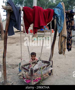 Bildnummer: 56276115 Datum: 13.11.2011 Copyright: Imago/Xinhua (111113) -- NOWSHERA, 13 de noviembre de 2011 (Xinhua) -- Un niño internamente desplazado cuya familia huyó de la región tribal de Khyber debido a una operación militar, se sienta cerca de su tienda improvisada en el campamento de Jalozai en las afueras de Nowshera, en el noroeste de Pakistán, el 13 de noviembre de 2011. Las familias evacuaron de Bara, una zona conflictiva de la región tribal pakistaní de Khyber, mientras las fuerzas de seguridad pakistaníes se preparaban para lanzar una operación contra los militantes. (Xinhua/Saeed Ahmad) (ctt) PAKISTÁN-NOWSHERA-NIÑOS PUBLICATIONxNOTxINxCHN Gesellschaft Flüchtlinge Tipo F Foto de stock