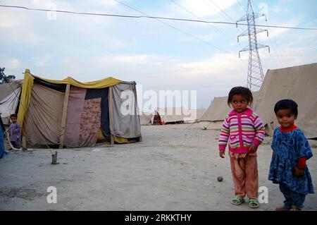 Bildnummer: 56276112 Datum: 13.11.2011 Copyright: Imago/Xinhua (111113) -- NOWSHERA, 13 de noviembre de 2011 (Xinhua) -- Niños desplazados internos cuyas familias huyeron de la región tribal de Khyber debido a una operación militar, juegan cerca de su tienda improvisada en el campamento de Jalozai en las afueras de Nowshera, en el noroeste de Pakistán, el 13 de noviembre de 2011. Las familias evacuaron de Bara, una zona conflictiva de la región tribal pakistaní de Khyber, mientras las fuerzas de seguridad pakistaníes se preparaban para lanzar una operación contra los militantes. (Xinhua/Saeed Ahmad) (ctt) PAKISTÁN-NOWSHERA-NIÑOS PUBLICATIONxNOTxINxCHN Gesellschaft Flüchtlinge Ki Foto de stock
