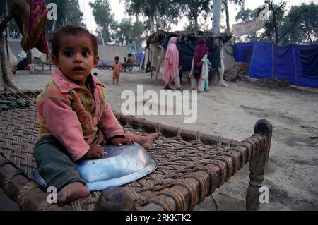 Bildnummer: 56276114 Datum: 13.11.2011 Copyright: Imago/Xinhua (111113) -- NOWSHERA, 13 de noviembre de 2011 (Xinhua) -- Un niño internamente desplazado cuya familia huyó de la región tribal de Khyber debido a una operación militar, se sienta cerca de su tienda improvisada en el campamento de Jalozai en las afueras de Nowshera, en el noroeste de Pakistán, el 13 de noviembre de 2011. Las familias evacuaron de Bara, una zona conflictiva de la región tribal pakistaní de Khyber, mientras las fuerzas de seguridad pakistaníes se preparaban para lanzar una operación contra los militantes. (Xinhua/Saeed Ahmad) (ctt) PAKISTÁN-NOWSHERA-NIÑOS PUBLICATIONxNOTxINxCHN Gesellschaft Flüchtlinge Tipo F Foto de stock