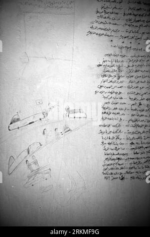 Bildnummer: 56696702 Fecha: 27.09.2011 Derechos de autor: Imago/Xinhua Dibujos y escritos se ven en la pared dentro de una celda de la prisión de Abu Salim en Trípoli, Libia, 27 de septiembre de 2011. Abu Salim, donde se encuentra la prisión de Abu Salim, ha sido un área simbólica para s partidarios. El 2011 de septiembre, más de 1.270 cuerpos de prisioneros fueron descubiertos por el CNT en la zona. Se consideró que fueron asesinados por las fuerzas de la S en la notoria masacre de Abu Salim. (Xinhua/Li Muzi)(axy) LIBIA-TRÍPOLI-ABU SALIM PRISIÓN PUBLICATIONxNOTxINxCHN Politik Gesellschaft Fotostory sw xda x2x 2011 hoch O0 Gefän Foto de stock