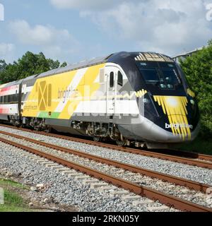 El tren de alta velocidad Brightline se dirigió a Miami durante el día Foto de stock