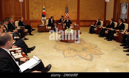 Número de archivo: 57669105 Fecha: 25.03.2012 Copyright: Imago/Xinhua (120325)-- SEOUL, March 25, 2012. (XINHUA) -- El presidente surcoreano Lee Myung-bak (R, centro) y el presidente estadounidense Barack Obama (L, centro) mantienen conversaciones en la oficina presidencial Cheong Wa Dae en Seúl, Corea del Sur, el 25 de marzo de 2012. Obama llegó a Corea del Sur para asistir a la Cumbre de Seguridad Nuclear de Seúl 2012 que se celebrará del 26 al 27 de marzo. (Xinhua/POOL) COREA DEL SUR-EE.UU.-CUMBRE-NUCLEAR-OBAMA-TALLAS PUBLICATIONxNOTxINxCHN Gente Politik Atompolitik Atomgipfel Nuklearsicherheit x0x xst premiumd 2012 quer 57669105 Fecha 2 Foto de stock