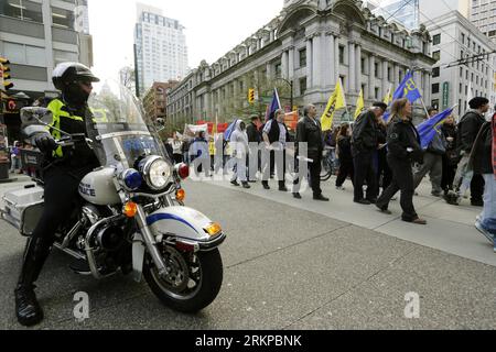Bildnummer: 57948976 Datum: 01.05.2012 Copyright: Imago/Xinhua (120502) -- VANCOUVER, 2 de mayo de 2012 (Xinhua) -- Un policía durante un desfile del Día Internacional del Trabajo pidiendo mejores condiciones de trabajo en el centro de Vancouver, Canadá, el 1 de mayo de 2012. (Xinhua/Liang Sen) (srb) CANADÁ-VANCOUVER-MAY-DESFILE PUBLICATIONxNOTxINxCHN Gente Protesta Maidemo 1. Más xdp 2012 premiumd quer 57948976 Fecha 01 05 2012 Copyright Imago XINHUA Vancouver 2 2012 de mayo XINHUA Un policía guardia durante el desfile del Día Internacional del Laboratorio pidiendo mejores condiciones de trabajo en Downto Foto de stock