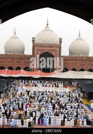 Bildnummer: 58366672 Datum: 20.08.2012 Copyright: Imago/Xinhua (120820) -- LAHORE, 20 de agosto de 2012 (Xinhua) -- Musulmanes paquistaníes ofrecen oraciones a Eid al-Fitr en la histórica mezquita Badshahi Masjid en Lahore, al este de Pakistán, el 20 de agosto de 2012. Millones de musulmanes en toda Asia comenzaron a celebrar el festival Eid al-Fitr el 19 de agosto, con fiestas, reuniones familiares y festividades. (Xinhua/Sajjad) (psw) PAKISTÁN-LAHORE-eid-AL-FITR PUBLICATIONxNOTxINxCHN Gesellschaft Religion Islam x0x xst 2012 hoch premiumd 58366672 Fecha 20 08 2012 Copyright Imago XINHUA Lahore Aug 20 2012 XINHUA Pakista Foto de stock